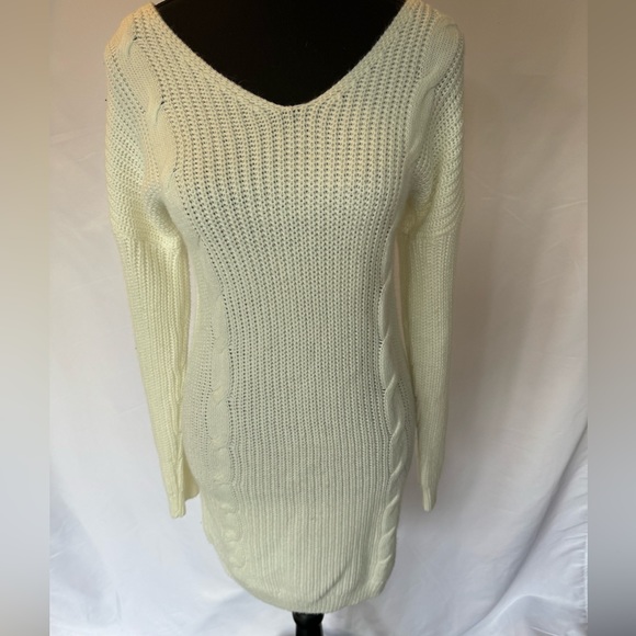 Full Circle Trends White Vneck sweater - Picture 1 of 3